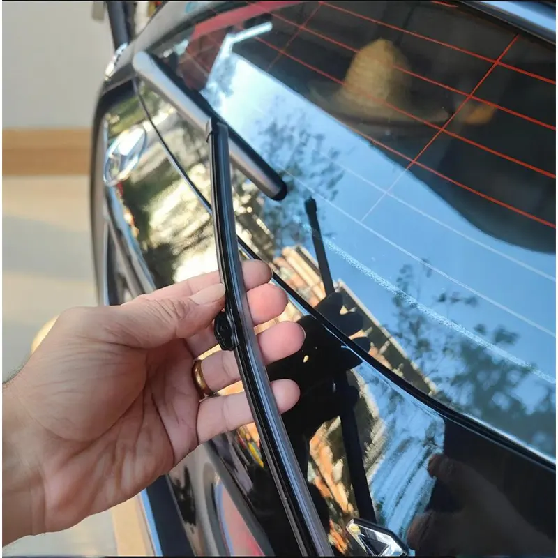 Jak nainstalovat čepele zadního stěrače - tipy pro majitele a mechanika automobilů